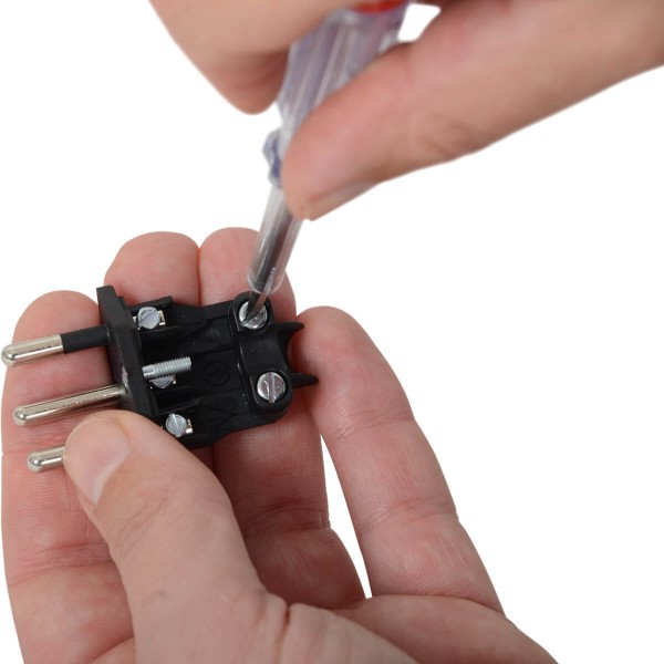 Stecker anschliessen