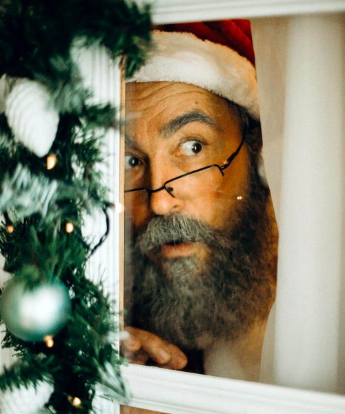 nachbar-beobachten-weihnachtsmuetze